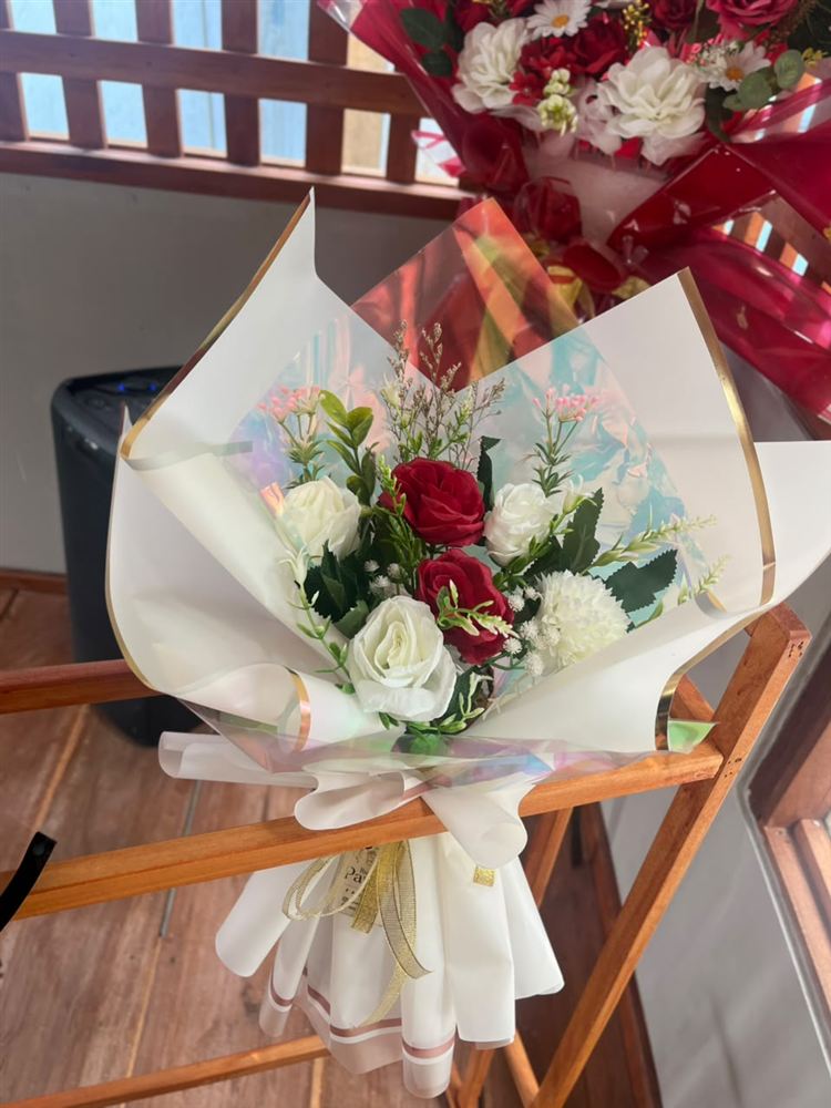 Buket mawar merah dan bunga putih