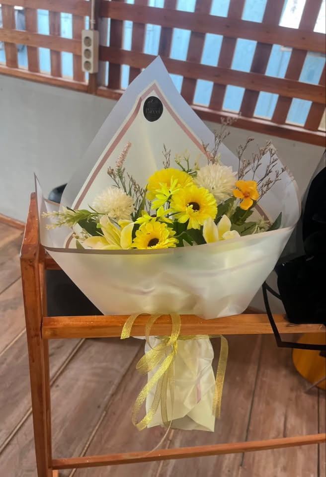 Buket bunga kuning dan putih