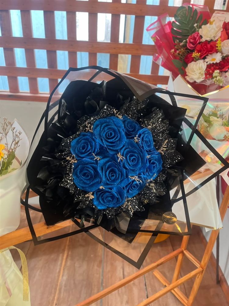Buket mawar biru dengan pembungkus hitam