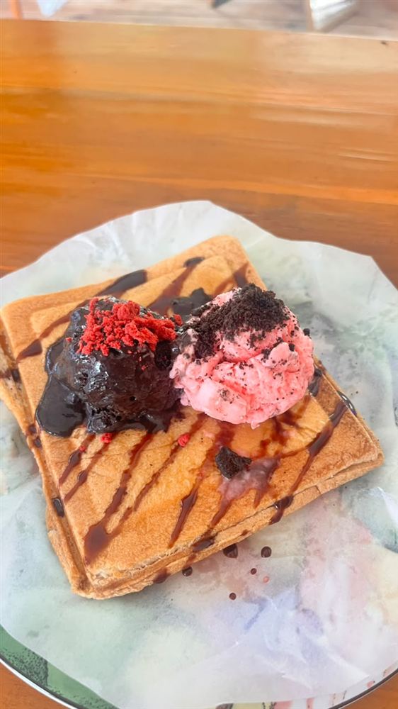 Toast dengan es krim dan saus cokelat