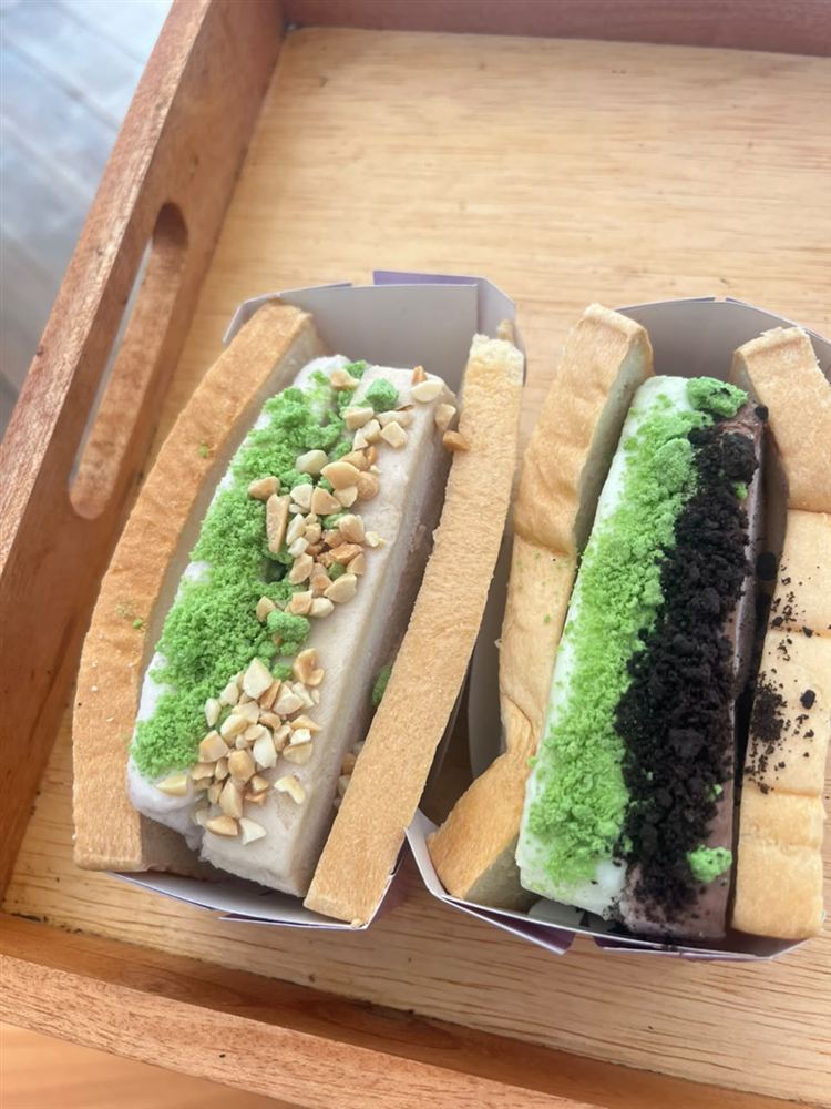 Dua roti toast isi dengan taburan hijau dan Oreo