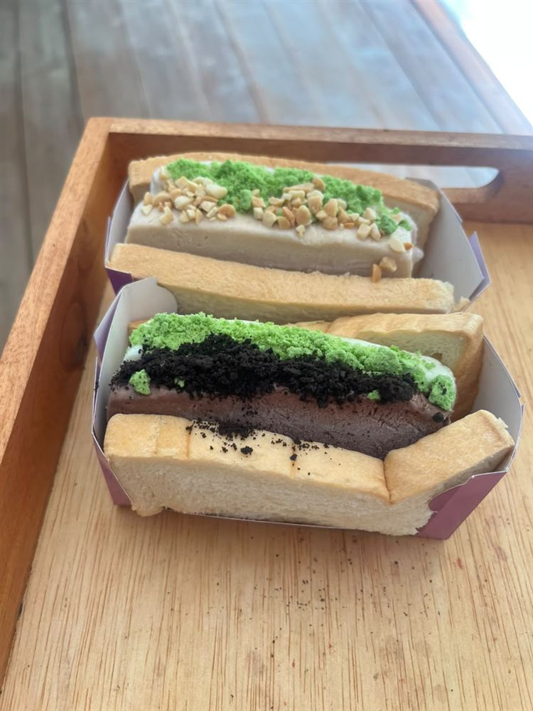Roti toast isi dengan taburan hijau dan Oreo dalam kotak
