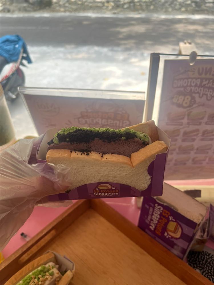 Roti toast isi dengan taburan hijau