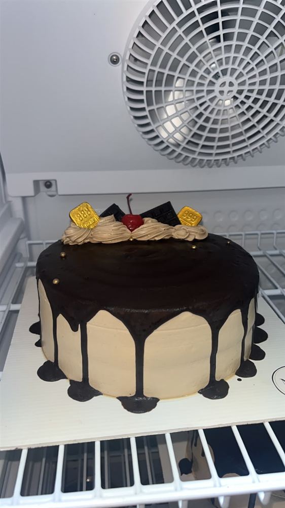 Kue cokelat dengan lelehan cokelat di atasnya