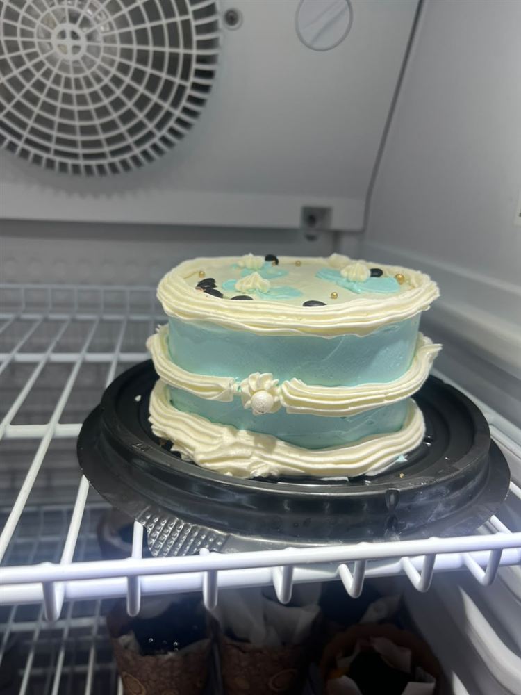 Kue ulang tahun biru muda bertingkat