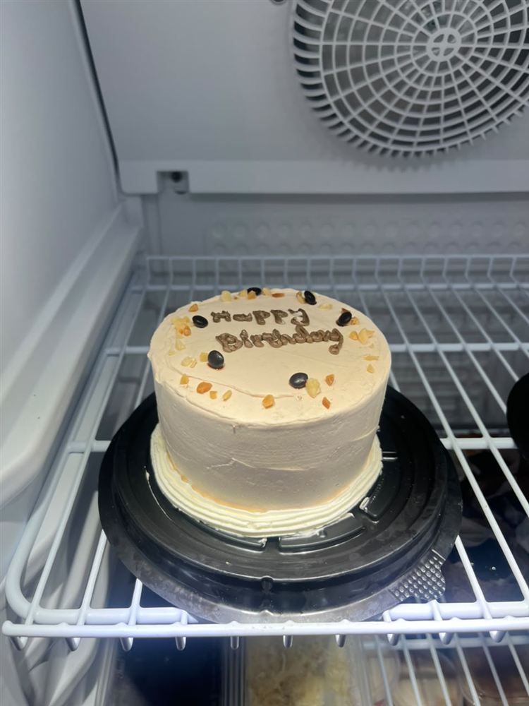 Kue ulang tahun krim putih dengan taburan cokelat